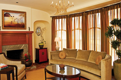 На фото: парадная гостиная комната в современном стиле с бежевыми стенами и стандартным камином с