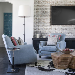 Idee per un grande soggiorno eclettico aperto con pareti bianche, TV a parete, sala formale e pavimento in pietra calcarea