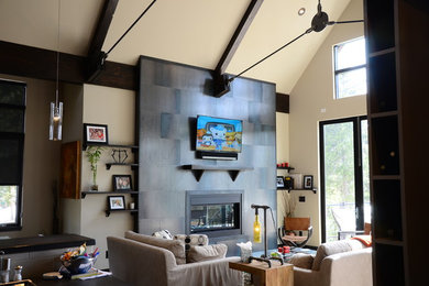 Diseño de salón abierto contemporáneo de tamaño medio con paredes blancas, suelo de madera en tonos medios, televisor colgado en la pared, todas las chimeneas, marco de chimenea de metal y suelo marrón