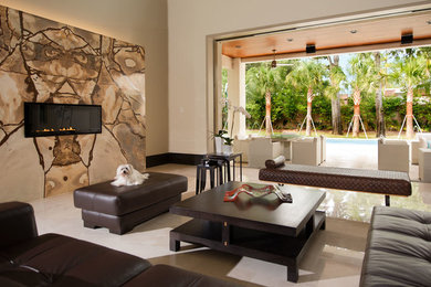 Пример оригинального дизайна: гостиная комната в современном стиле с горизонтальным камином