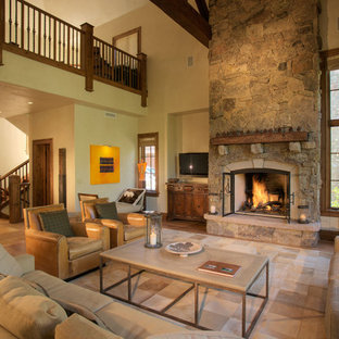 Idee per un soggiorno chic con cornice del camino in pietra, nessuna TV e pavimento beige