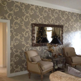Mittelgroßes, Repräsentatives, Offenes Klassisches Wohnzimmer mit beiger Wandfarbe, Teppichboden, Kamin, gefliester Kaminumrandung und Eck-TV in Sonstige