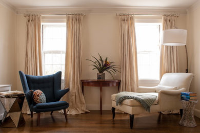 Foto di un soggiorno minimal con parquet chiaro, nessuna TV e pavimento marrone
