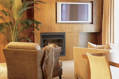 Modelo de salón para visitas tipo loft contemporáneo grande con moqueta, todas las chimeneas, marco de chimenea de madera y pared multimedia