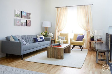 Ejemplo de salón para visitas clásico renovado de tamaño medio con paredes grises y suelo de madera clara