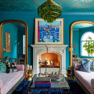 Esempio di un soggiorno chic con pareti blu, camino classico, cornice del camino in pietra, pavimento blu e soffitto in carta da parati