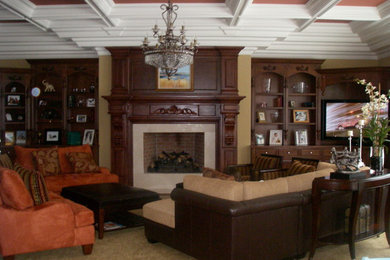 Diseño de salón cerrado tradicional grande con parades naranjas, suelo de madera en tonos medios y suelo marrón