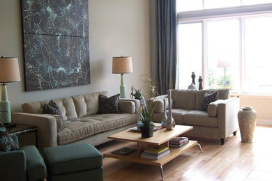 Immagine di un soggiorno contemporaneo di medie dimensioni e aperto con pareti grigie, parquet chiaro, nessun camino, nessuna TV e pavimento beige