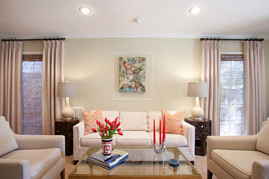 Imagen de salón cerrado tradicional renovado sin chimenea y televisor con paredes beige y suelo de madera en tonos medios