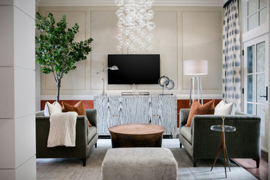 Diseño de salón abierto actual grande con paredes beige, suelo de madera en tonos medios, televisor colgado en la pared, suelo marrón y boiserie