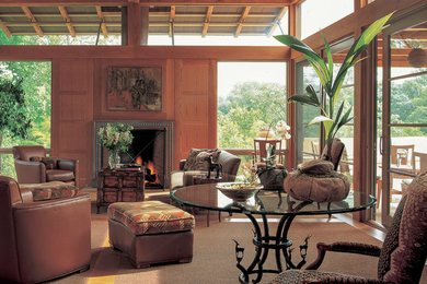 Стильный дизайн: большая парадная, открытая гостиная комната в современном стиле с коричневыми стенами, ковровым покрытием, стандартным камином и фасадом камина из дерева без телевизора - последний тренд