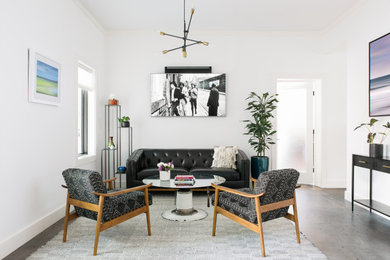 Diseño de salón para visitas abierto minimalista grande con paredes blancas, suelo de cemento, televisor colgado en la pared y suelo gris