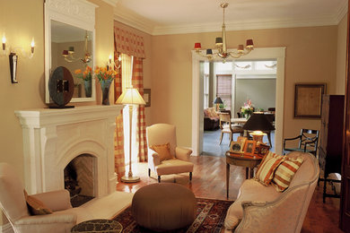 Пример оригинального дизайна: маленькая гостиная комната в классическом стиле с темным паркетным полом и стандартным камином без телевизора для на участке и в саду