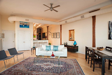 Foto de salón tipo loft contemporáneo sin chimenea y televisor con paredes beige y suelo de madera clara