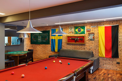 Imagen de salón con barra de bar abierto minimalista grande con paredes grises y suelo de madera en tonos medios