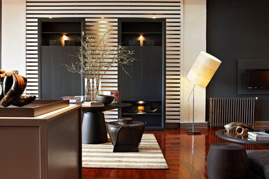 Imagen de salón tipo loft actual grande sin chimenea con suelo de madera en tonos medios, televisor retractable y paredes blancas
