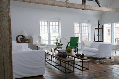 Стильный дизайн: большая открытая гостиная комната в стиле фьюжн с белыми стенами и темным паркетным полом без камина, телевизора - последний тренд