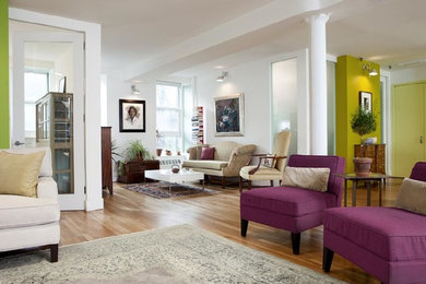 Réalisation d'un grand salon design ouvert avec un mur blanc et un sol en bois brun.