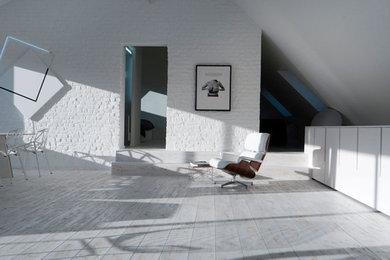 Réalisation d'un salon design avec un mur blanc et parquet peint.