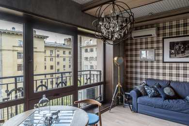 Пример оригинального дизайна: парадная, открытая гостиная комната среднего размера в стиле лофт с коричневыми стенами, светлым паркетным полом и синим диваном