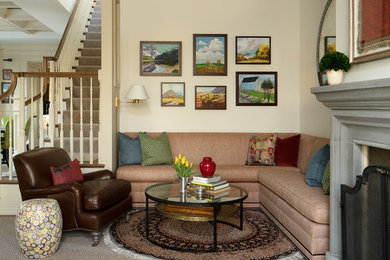 Esempio di un grande soggiorno chic aperto con pareti beige, pavimento in legno massello medio, camino classico e pavimento marrone