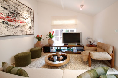 Aménagement d'un salon contemporain avec un mur blanc et un téléviseur indépendant.