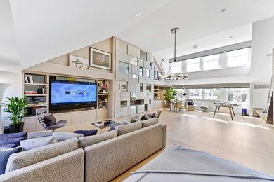 Modernes Wohnzimmer mit Multimediawand in London