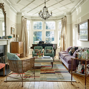Immagine di un grande soggiorno vittoriano con sala formale, pareti beige, pavimento in legno massello medio, camino classico e nessuna TV