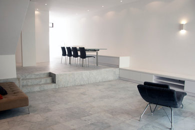 Modelo de salón abierto minimalista grande con suelo de mármol
