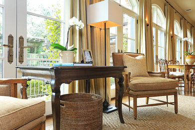 Immagine di un soggiorno classico di medie dimensioni e aperto con pavimento in legno massello medio