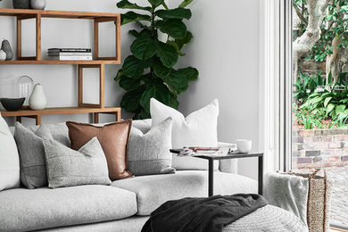 Mittelgroßes, Offenes Modernes Wohnzimmer ohne Kamin mit weißer Wandfarbe, hellem Holzboden, freistehendem TV und braunem Boden in Wollongong