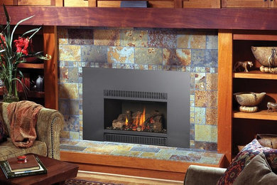 サクラメントにある高級な中くらいなトラディショナルスタイルのおしゃれなリビング (淡色無垢フローリング、標準型暖炉、金属の暖炉まわり、テレビなし、ベージュの床) の写真