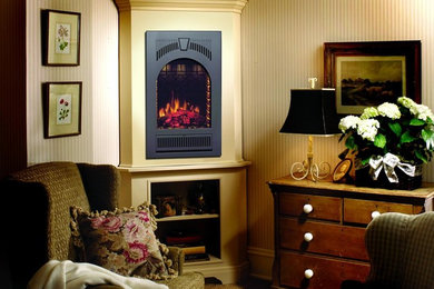 ニューヨークにある小さなトラディショナルスタイルのおしゃれな独立型リビング (ベージュの壁、カーペット敷き、標準型暖炉、木材の暖炉まわり、テレビなし、ベージュの床) の写真