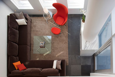 Источник вдохновения для домашнего уюта: гостиная комната в современном стиле с коричневым диваном