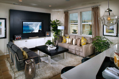 Idee per un soggiorno moderno con sala formale, pareti beige, parquet chiaro, nessun camino e parete attrezzata