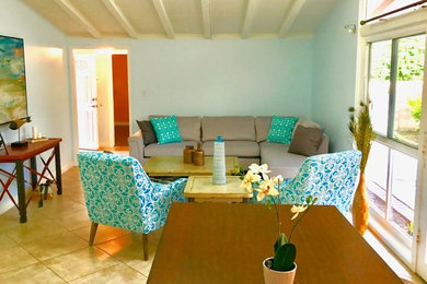 Foto de salón abierto tradicional renovado de tamaño medio sin chimenea y televisor con paredes azules y suelo beige