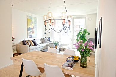 Idéer för mellanstora skandinaviska allrum med öppen planlösning, med en hemmabar, vita väggar, laminatgolv och en fristående TV