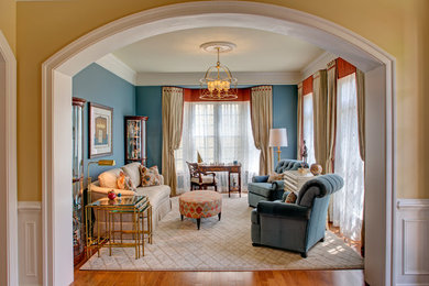 Immagine di un grande soggiorno tradizionale chiuso con sala formale, pareti blu, nessun camino, nessuna TV e pavimento in legno massello medio