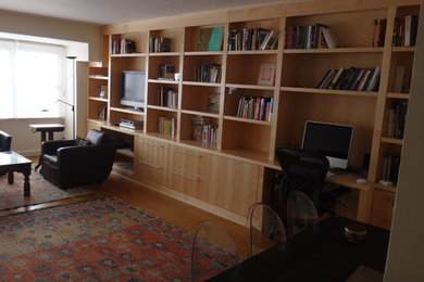 Diseño de biblioteca en casa clásica renovada de tamaño medio con suelo de madera en tonos medios, pared multimedia y suelo marrón