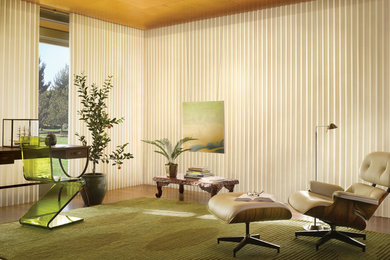 Immagine di un soggiorno moderno chiuso con libreria, pareti marroni, pavimento in legno massello medio, nessun camino e nessuna TV