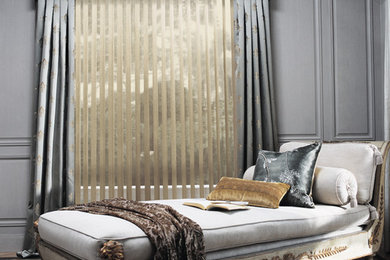 Стильный дизайн: парадная, изолированная гостиная комната среднего размера в классическом стиле с серыми стенами и ковровым покрытием без камина, телевизора - последний тренд