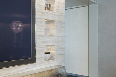 Foto de salón cerrado contemporáneo con paredes grises, suelo de madera oscura y pared multimedia