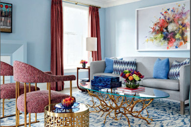 Foto di un grande soggiorno contemporaneo aperto con sala formale, pareti blu, parquet scuro, nessun camino e nessuna TV