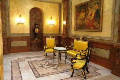 Diseño de salón para visitas tradicional de tamaño medio con paredes amarillas y suelo de mármol
