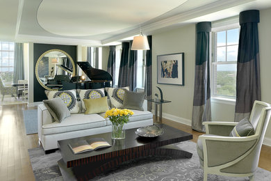 Modelo de salón con rincón musical abierto contemporáneo grande con paredes beige y suelo de madera en tonos medios