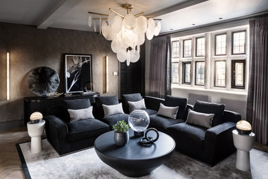 Idee per un grande soggiorno minimal con pareti grigie e pavimento beige
