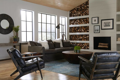 アトランタにある広いラスティックスタイルのおしゃれなLDK (白い壁、淡色無垢フローリング、標準型暖炉、木材の暖炉まわり、テレビなし、茶色い床) の写真