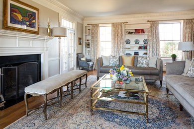 Großes, Abgetrenntes Klassisches Wohnzimmer mit beiger Wandfarbe, braunem Holzboden, Kamin, Kaminumrandung aus Holz und braunem Boden in Charleston