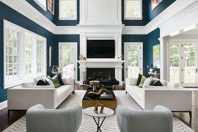 ニューヨークにあるトランジショナルスタイルのおしゃれなリビング (青い壁、無垢フローリング、標準型暖炉、壁掛け型テレビ、茶色い床) の写真