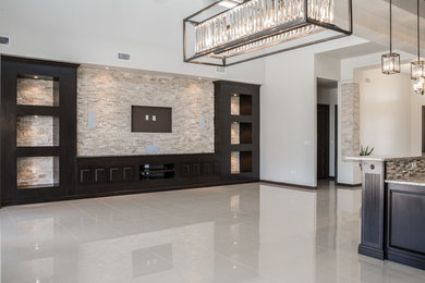 Imagen de salón abierto clásico renovado de tamaño medio con paredes blancas, suelo de mármol y televisor colgado en la pared